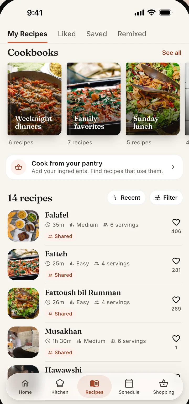 El recetario de Chefless con libros de cocina en un estante y una lista de recetas